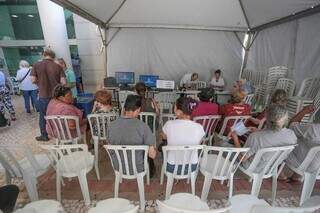 Contribuintes aguardam para pagar IPTU com 20% de desconto (Foto: Marcos Maluf)