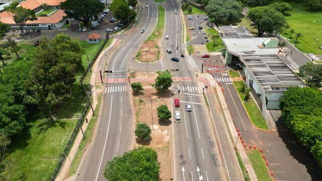 Grama de canteiro em frente ao CMO vira terra batida ap&oacute;s 71 dias de protestos