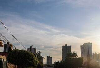Céu com algumas nuvens e sol nesta manhã em Campo Grande (Foto: Henrique Kawaminami)