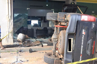 Caminhonete Toyota Hilux tombada na entrada de escritório de posto de combustíveis. (Foto: Paulo Francis)