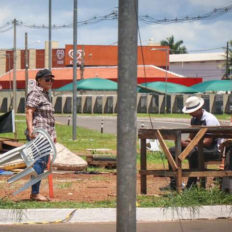 Acampamento sem fim: no CMO, saem barracas, mas 2 resistem em cadeiras
