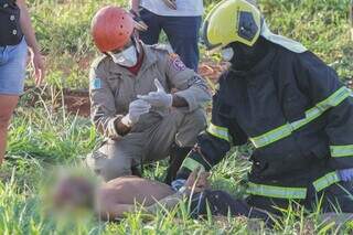 Alisson sendo atendido por equipe do Corpo de Bombeiros. (Foto: Marcos Maluf | Arquivo)