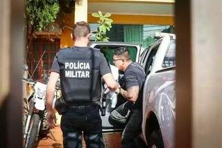 Aguinaldo Medina (óculos) quando foi preso na operação deflagrada em abril de 2022. (Foto/Arquivo: Henrique Kawaminami)