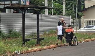 Sem rebaixamento, mulher cadeirante aguarda na rua o ônibus coletivo na Vila Carvalho. (Foto: Direto das Ruas)