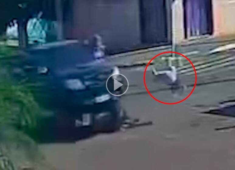 Em moto, socorrista do Samu é arremessada após colisão; veja vídeo