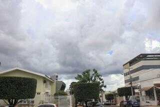 Tarde começou com nuvens carregadas em Campo Grande. (Foto: Paulo Francis)