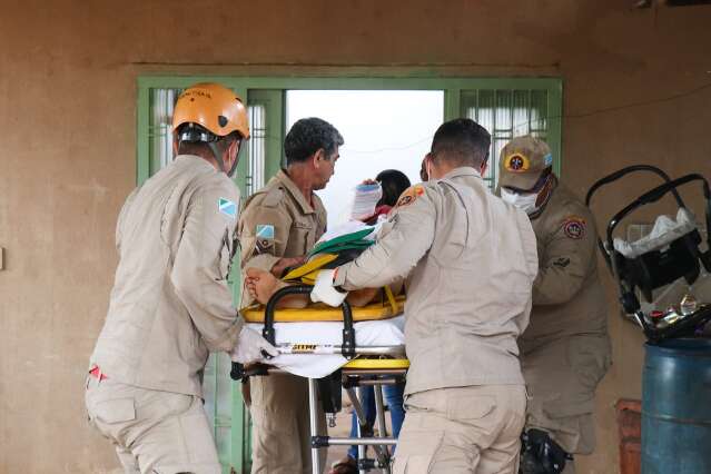 Ao tentar consertar telhado, mulher cai e é socorrida em estado grave