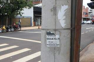 Proibidas, colagens de todo tipo tomam conta de postes em cruzamentos