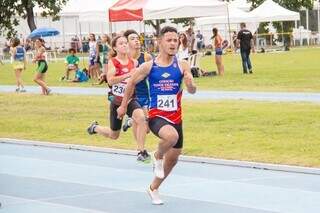 Competidores em prova de atletismo na Capital (Foto: Fundesporte)