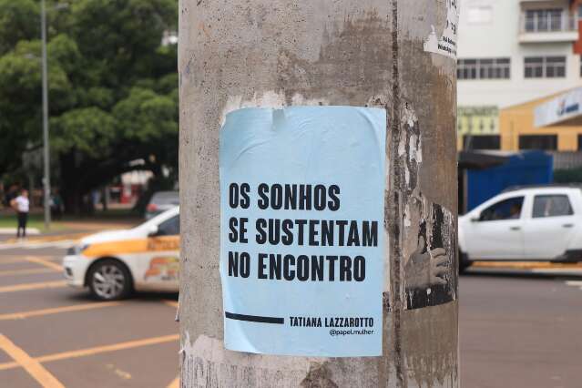 Proibidas, colagens de todo tipo tomam conta de postes em cruzamentos
