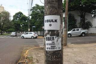 Proibidas, colagens de todo tipo tomam conta de postes em cruzamentos