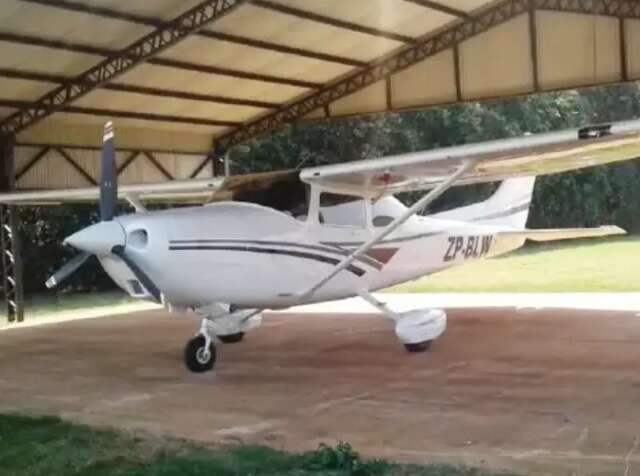 Bando invade fazenda, bloqueia sinal de celular e rouba avi&atilde;o na fronteira