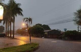 Rua Monte Castelo, na região sul de Dourados, alagada durante chuva desta tarde (Foto: Adilson Domingos)