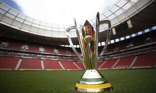 Taça da Supercopa do Brasil no gramado do Estádio Nacional Mané Garrincha (Foto: Lucas Figueiredo/CBF)