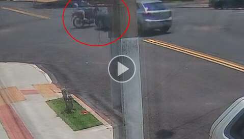 Motorista ignora sinalização e atinge pai e filho que seguiam em motocicleta