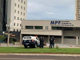 Polícia Militar em frente ao MPF na Afonso Pena. (Foto: Natália Olliver)