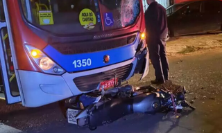 A colisão foi de frente e o motociclista foi socorrido em estado grave, mas não resistiu (Foto: Direto das Ruas) 