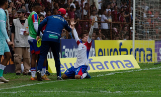 Jogador do Fortaleza comemora gol nesta vitória. (Foto: Divulgação)