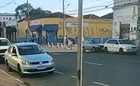 Vizinha reclama de bar que fecha rua perto da Orla Ferrovi&aacute;ria