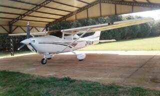 O avião Cessna ZP-BLW, roubado por oito homens armados na madrugada de hoje (Foto: Divulgação)