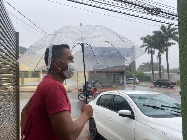 Até em chuva fraca motorista desce do carro para proteger passageiro