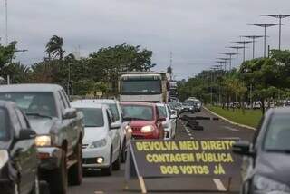 Protesto em frente ao CMO chegou a interditar faixa da Avenida Duque de Caxias. (Foto/Arquivo/Marcos Maluf)