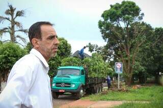 Para evitar que &aacute;rvores sejam arrancadas, morador chama a PM