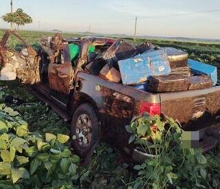 Camionete carregada com fardos de entorpecentes ficou destruída na capotagem. (Foto: A Gazeta News)