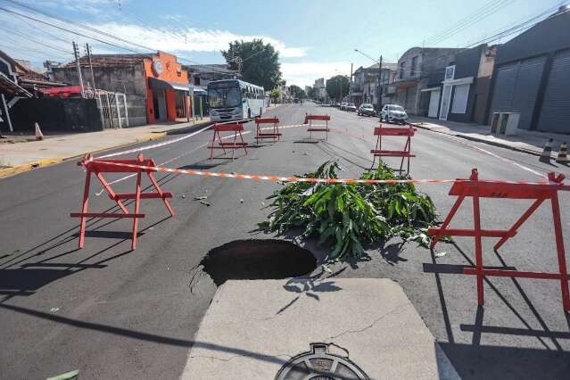 Buraco abre na Rua Maracaju mesmo ap&oacute;s recapeamento 