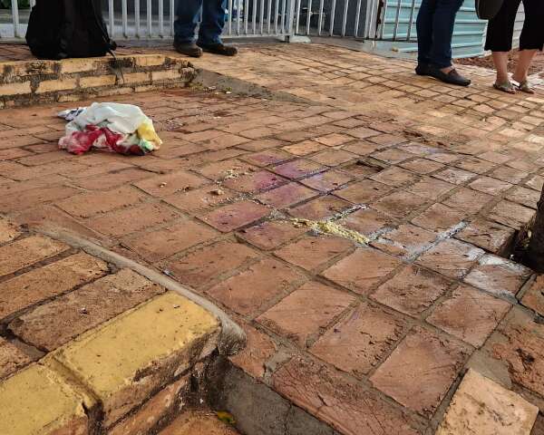 Morador de rua &eacute; esfaqueado no t&oacute;rax ap&oacute;s tentativa de assalto