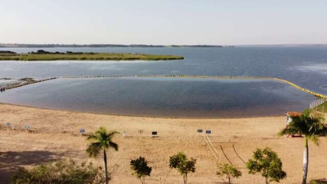 Ap&oacute;s retirar 23 piranhas de &aacute;rea, balne&aacute;rio reabre no fim de semana