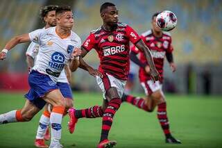 Lateral-esquerdo do Flamengo, Ramon carrega a bola. (Foto: Divulgação/CBF)