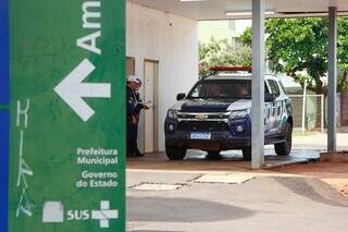 Em plena luz do dia, rapaz sai de barbearia e &eacute; baleado por dupla em moto