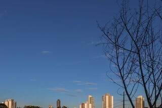 Céu claro nesta manhã em Campo Grande (Foto: Henrique Kawaminami)