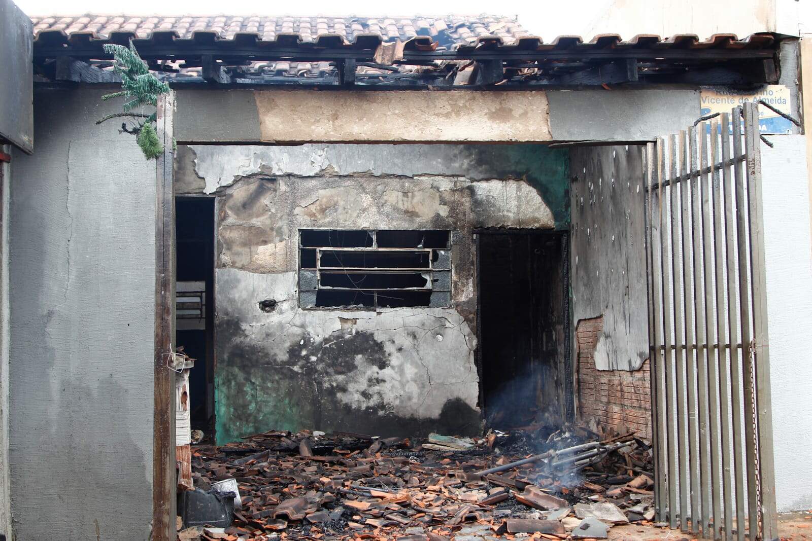 Casa fica destruída após incêndio na Vila Ieda