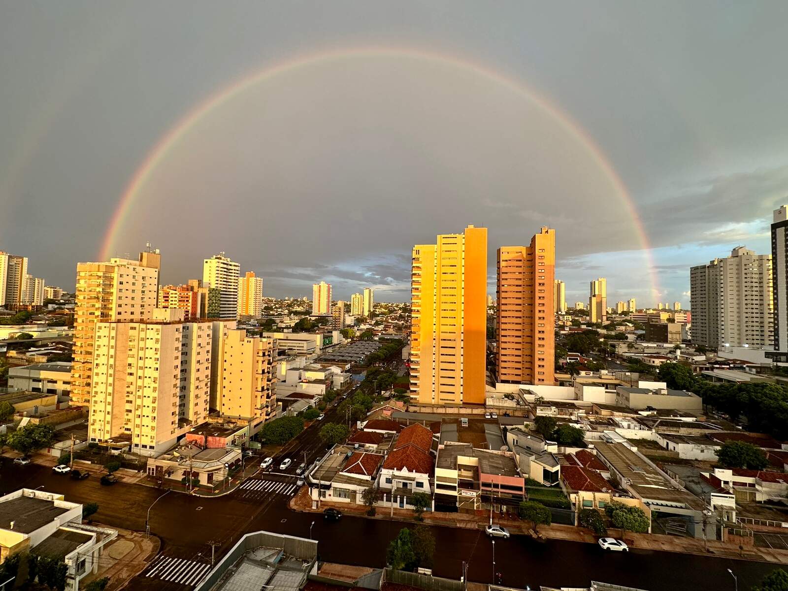 Veja imagens do arco-íris que se formou em Campo Grande nesta quinta-feira