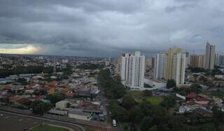 Céu começou a fechar no fim da tarde em Campo Grande. (Foto: Jairton Bezerra)
