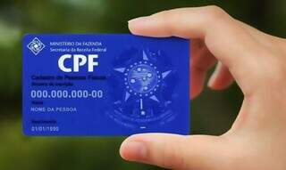 Pessoas segura modelo de cartão do CPF (Foto: Receita Federal)