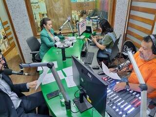 De verde, única agenda pública da prefeita Adriane Lopes (Patri) nesta sexta-feira foi entrevista a programa de rádio. (Foto: Divulgação)