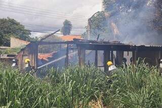 Inc&ecirc;ndio destr&oacute;i casa usada como ponto de drogas no Bairro S&atilde;o Francisco