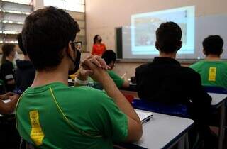 Alunos dentro de sala de aula, em escola estadual (Foto: Bruno Rezende)