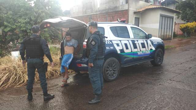 Homem &eacute; preso por esfaquear namorada no pesco&ccedil;o; estado &eacute; grave