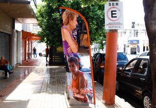 Após ameaçar queimar banner feio, Vilma ganha novo do irmão