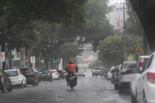 Chuva no Centro de Campo Grande (Foto: Marcos Maluf)