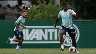 Endrik conduzindo a bola em treino do Palmeiras, que estreia no Paulistão às 17h30 contra o São Bento (Foto: Cesar Greco/Palmeiras)