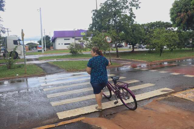 Ciclistas relatam acidentes e insegurança em ciclovia disputada na Gury Marques