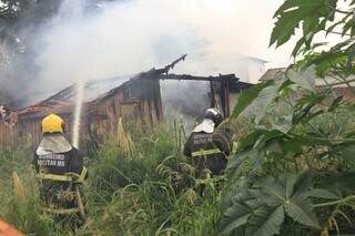 Inc&ecirc;ndio destr&oacute;i casa usada como ponto de drogas no Bairro S&atilde;o Francisco