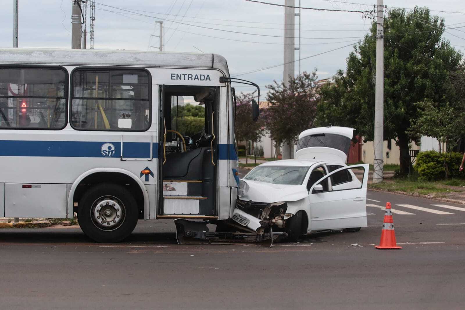 Motorista embriagado invade contramão e bate em ônibus na Rua Brilhante