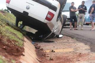 Picape &eacute; jogada para fora de rodovia e capota ap&oacute;s ultrapassagem de caminh&atilde;o