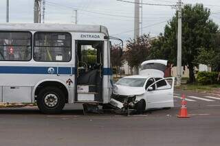 Motorista embriagado invade contram&atilde;o e bate em &ocirc;nibus na Rua Brilhante